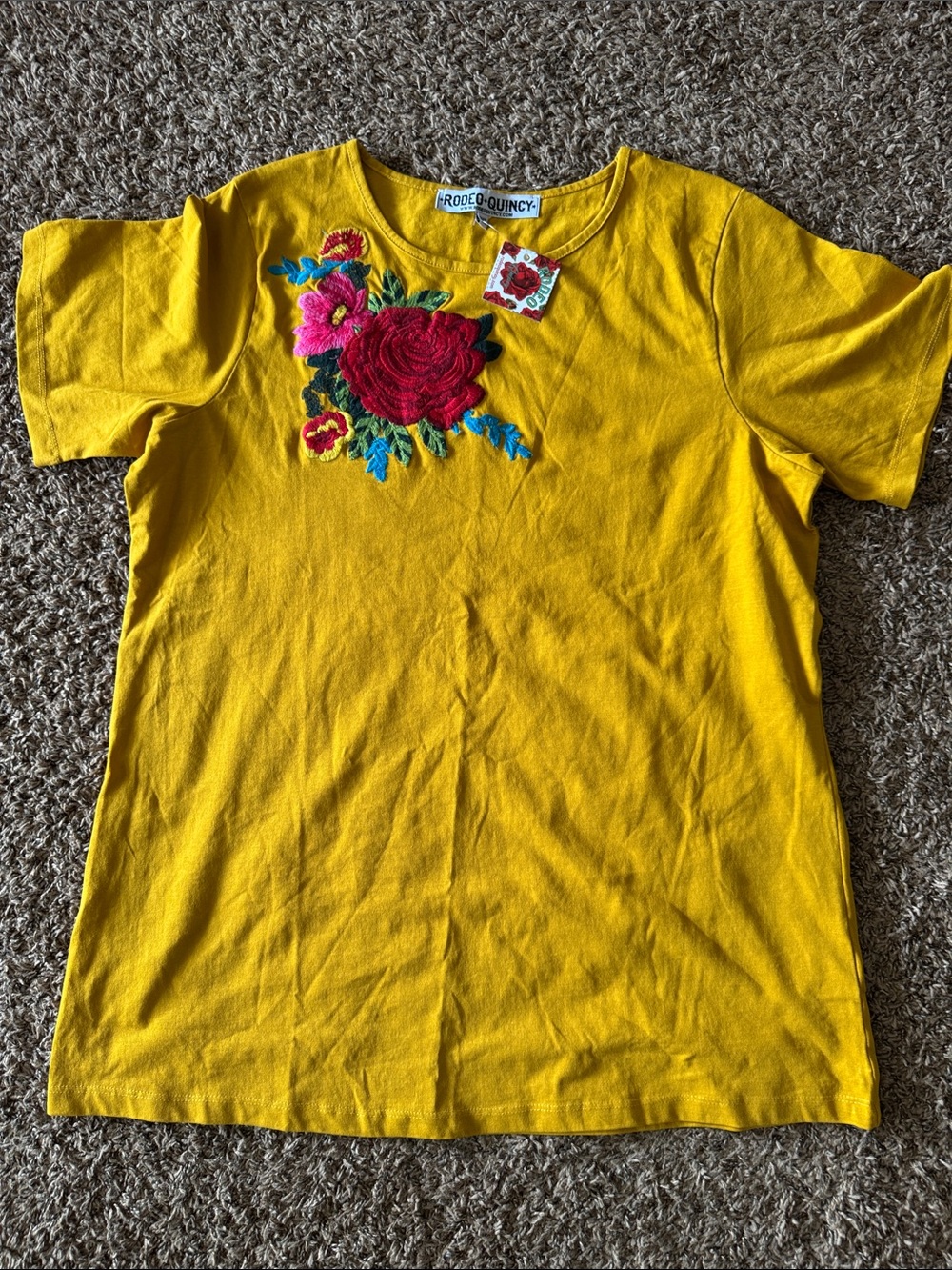 Rodeo + Quincy Women's Yellow Short-Sleeve Floral Embroidered Tee